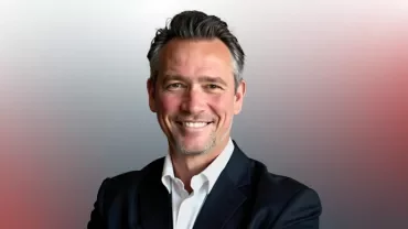 Peter Kitchin in a red-gray background 