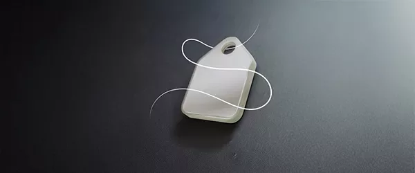 Blank price tag icon on a dark background.